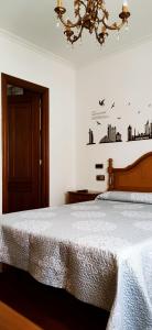 Un pat sau paturi într-o cameră la Pensión Nigrán