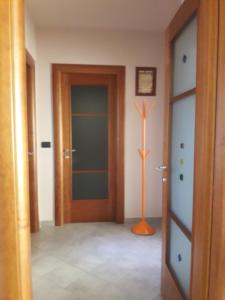 korytarz z drzwiami i wiatrakiem na ścianie w obiekcie Le Briccole w mieście Collegno