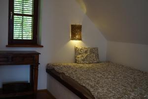 A bed or beds in a room at Katti Home Cottage Balaton