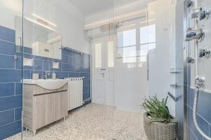 y baño con lavabo y ducha. en Neoclassical Mansion in Andros Town, en Ándros
