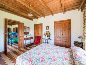 Łóżko lub łóżka w pokoju w obiekcie Holiday Home in Aracena with Private Pool