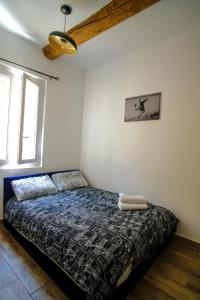 um quarto com uma cama e uma ventoinha de tecto em Coeur Panier - Charmant T2 entièrement équipé em Marselha