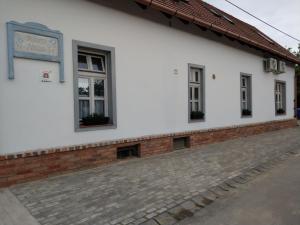The building in which a vendégházakat is located