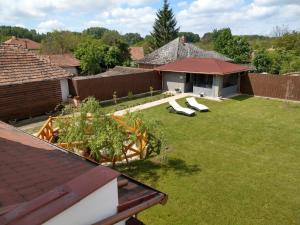 A garden outside Klára-Háza Vendégház