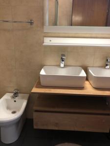 ein Badezimmer mit einem weißen Waschbecken und einer Toilette in der Unterkunft DD apartmani in Krk + 9 Fotos