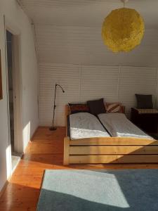 1 dormitorio con cama de madera en una habitación en Mákvirágház2 en Zebegény