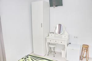 Μια τηλεόραση ή/και κέντρο ψυχαγωγίας στο Habitación Cañaveral Playa Conil I +21 φωτογραφίες