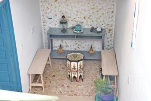 una casa de muñecas con mesa, sillas y chimenea en Habitación Cañaveral Playa Conil I, en Conil de la Frontera