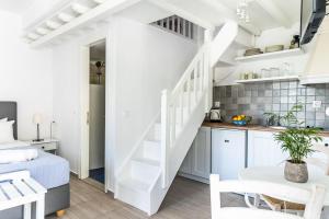 Кухня или мини-кухня в Milia Beach Apartments
