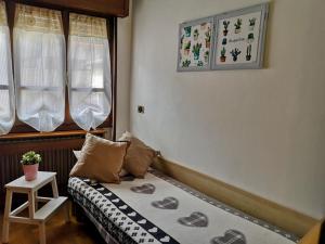 Habitación pequeña con cama y ventana en Casa Brunella, en Lonato