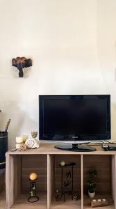 TV a/nebo společenská místnost v ubytování Casa Lia-Beach Front Villa