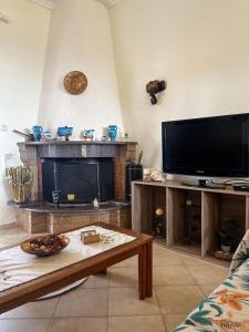 Televízia a/alebo spoločenská miestnosť v ubytovaní Casa Lia-Beach Front Villa