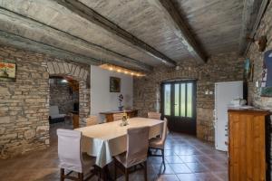 ŠajiniにあるHouse Gracijela, village Bulićiのテーブルと椅子のあるキッチンとダイニングルーム