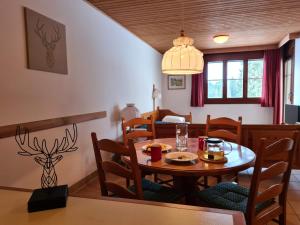 a kitchen and dining room with a table and chairs at Apartment Wanderlust Gerlitzen in Kanzelhöhe