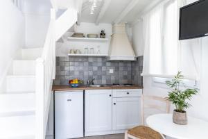 Кухня или мини-кухня в Milia Beach Apartments
