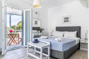Кровать или кровати в номере Milia Beach Apartments