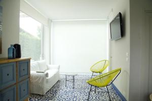 uma sala de estar com duas cadeiras e um sofá em Villa Turchina em Porto Cesareo