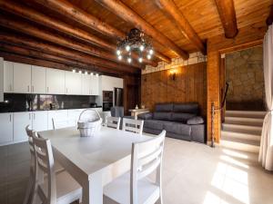 費斯卡的住宿－Casa Rural Perico，厨房以及带白色桌椅的用餐室。