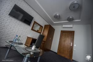 Televízia a/alebo spoločenská miestnosť v ubytovaní Hotel Crystal + 9 fotografií