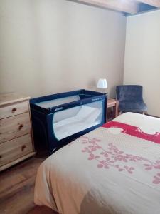 um quarto com uma cama, uma cómoda e uma cadeira em Casa vacanza il Granaio em La Thuile