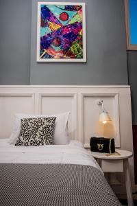 sypialnia z łóżkiem i obrazem na ścianie w obiekcie Elia Portou Due w Chanii
