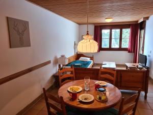 cocina y comedor con mesa y cama en Apartment Wanderlust Gerlitzen, en Kanzelhöhe