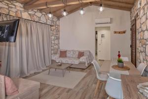 Khu vực ghế ngồi tại White Stone Villas Dimitra and Eleni