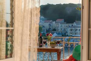 Imagine din galeria proprietății MANESSIS Apartments Kassiopi Bay Corfu în Kassiopi