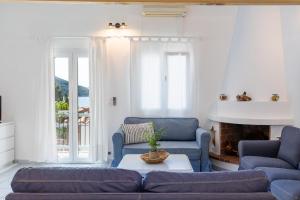 Гостиная зона в Milia Beach Apartments