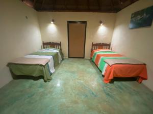 - une chambre avec 2 lits dans une chambre avec eau à l'étage dans l'établissement Mangrove King Fishing Lodge, à Tenabó