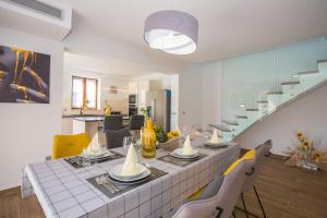 ein Esszimmer mit einem langen Tisch und Stühlen in der Unterkunft Villa Tiffany with private pool and garden in Poreč