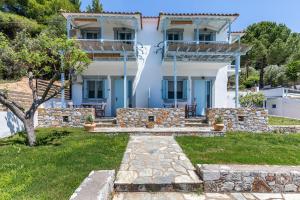 Сад в Milia Beach Apartments