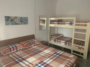 Łóżko lub łóżka piętrowe w pokoju w obiekcie E&E Apartments
