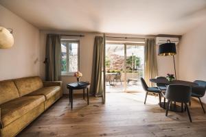 uma sala de estar com um sofá e uma mesa em Ansitz am Eck by Hotel Pernhof em Termeno