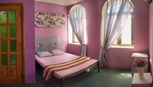 オリギンカにあるGuest House on Solnechnaya 13の小さなベッドルーム(ベッド1台、窓2つ付)が備わります。
