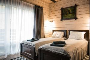 A bed or beds in a room at Chalet Carpat Dream