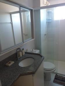 ein Badezimmer mit Waschbecken, Toilette und Dusche in der Unterkunft Apartamentos Brisa del Mar in Luis Correia + 70 Fotos