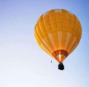 a yellow hot air balloon flying in the sky at Quinta da Saudade in Ponte de Sor