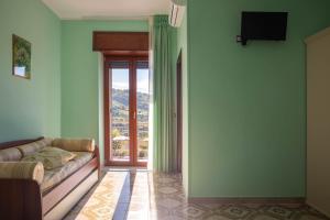 TV a/nebo společenská místnost v ubytování B&B La Mortella