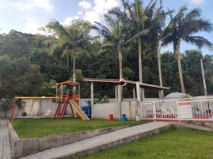 Ο χώρος παιχνιδιού για παιδιά στο KIT 5 - Estúdio com churrasqueira piscina ar wifI vaga cozinha