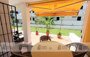 Un patio o zona al aire libre en Pueblo Del Parque 3 - Terraza soleada con jardín - Piscina y Playa - Urbanización tranquila