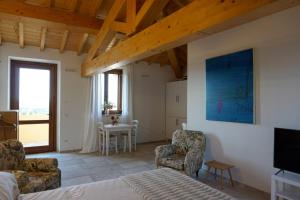 TV a/nebo společenská místnost v ubytování Agriturismo Cheloni