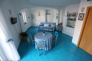 uma sala de estar com uma mesa e cadeiras e um sofá em Casa Gilda em Sorrento