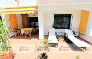 Zona de estar de Pueblo Del Parque 3 - Terraza soleada con jardín - Piscina y Playa - Urbanización tranquila