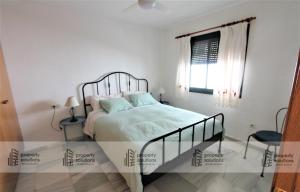 Un dormitorio blanco con una cama y una ventana. en Pueblo Del Parque 3 - Terraza soleada con jardín - Piscina y Playa - Urbanización tranquila, en Benalmádena 37 fotos más