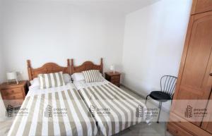 Cama o camas de una habitación en Pueblo Del Parque 3 - Terraza soleada con jardín - Piscina y Playa - Urbanización tranquila