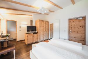 TV a/nebo společenská místnost v ubytování Hotel Bischofhof - Bistro Jasmin