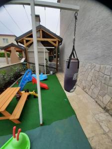 uma área de lazer ao ar livre com um baloiço e um parque infantil em Apartment Dino em Selce