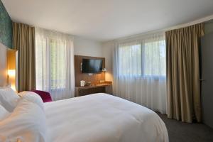 Кровать или кровати в номере Dali Hôtel Perpignan - Restaurant