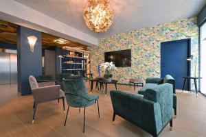 Телевизор и/или развлекательный центр в Dali Hôtel Perpignan - Restaurant
